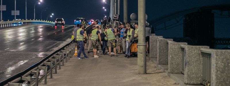 В Киеве съемки фильма с Зеленским и Дорофеевой остановили движение на Гаванском мосту
