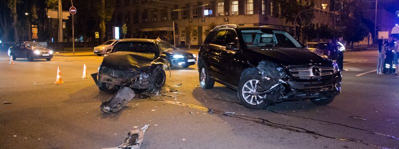 В Киеве на бульваре Шевченко девушка на Mercedes влетела в Daewoo с пьяным водителем