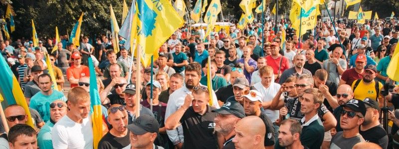 "Мы вас обоссым!": появилось видео, как "евробляхеры" подловили сына Порошенко во дворе возле ВР