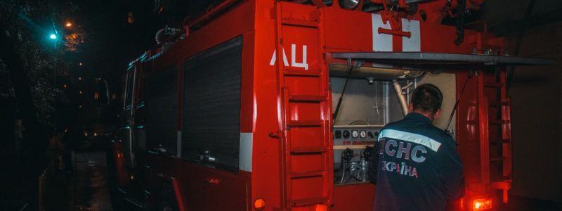 В Киеве на Политехе мужчина в черном поджег лифт: видео преступления
