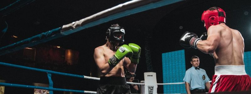 "Белые воротнички": в Киеве гражданские померились силой с патрульными на ринге