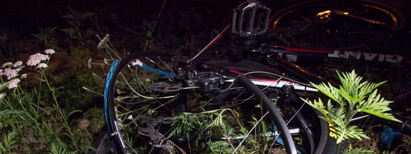 В Киеве BMW на «евробляхах» сбил велосипедиста и задымился