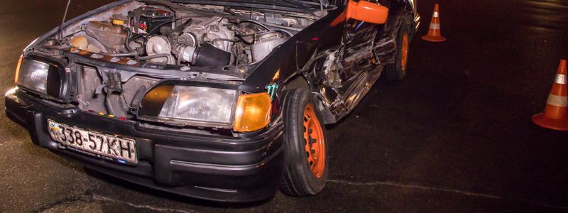 В Киеве на Харьковском пьяный водитель устроил аварию и уснул в машине полицейских