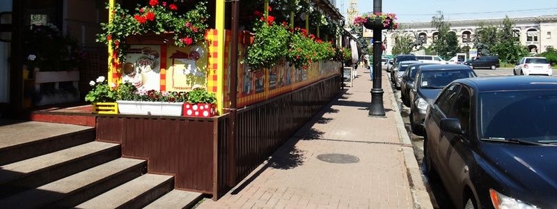 В Киеве более 600 заведений с летними площадками зарабатывают нелегально