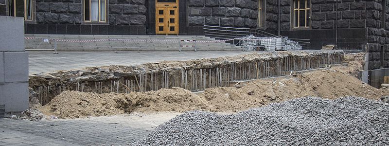 В Киеве возле Кабмина меняют плитку: как это выглядит