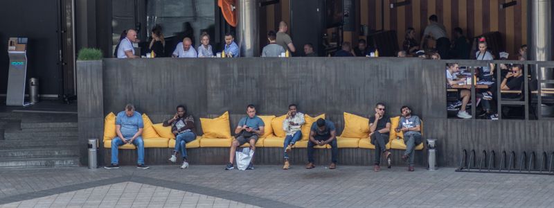 В центре Киева охранники The Burger силой вытолкали парня, который ел мороженое