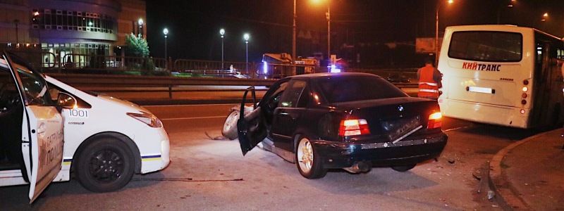 В Киеве на Сырце BMW отправил в кювет Uber, который ехал за пассажиром