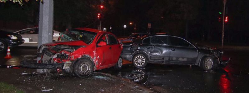 В Киеве на Соломенке водитель Chevrolet проскочил на «красный», устроил ДТП и влетел в столб