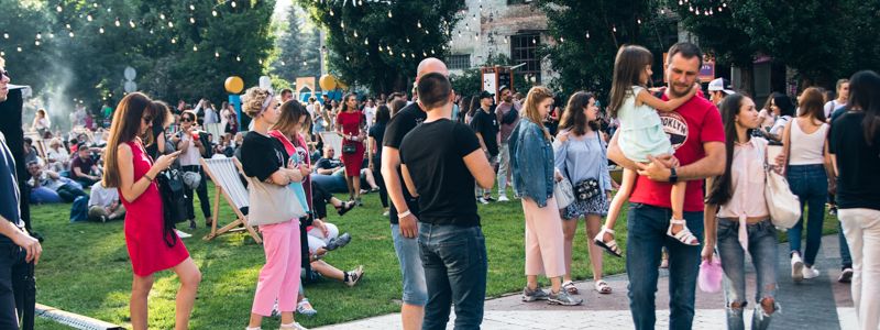 Как "куражились" в Киеве на Арт-заводе Платформа группа "Агонь" и фанаты сериала "Друзья"