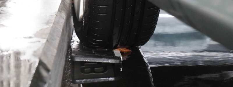 В Киеве на "Левобережке" из озера на дороге выловили кучу номерных знаков