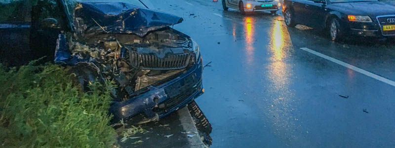 В Киеве на Газопроводной Skoda устроила тройное ДТП с бензовозом и Audi