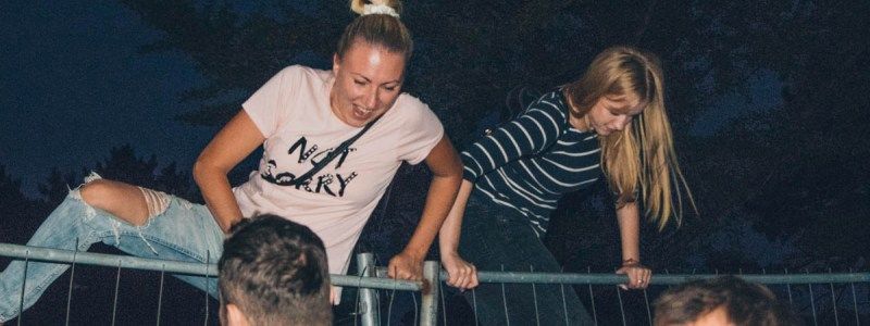 По грязи через забор: на что готовы "волчицы" ради бесплатного концерта Винника в Киеве