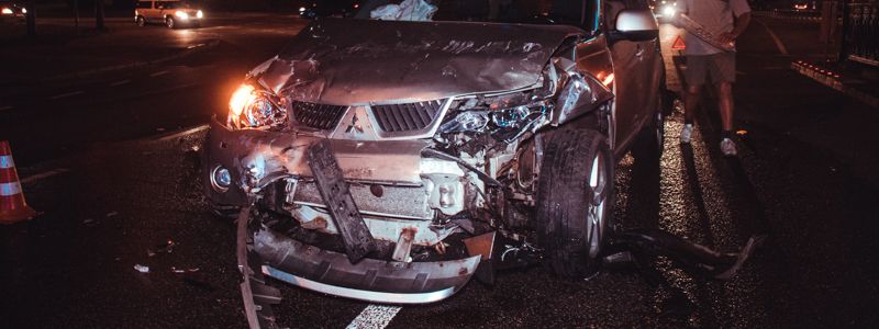 В Киеве на проспекте Победы из-за девушки-пешехода столкнулись Audi и Mitsubishi