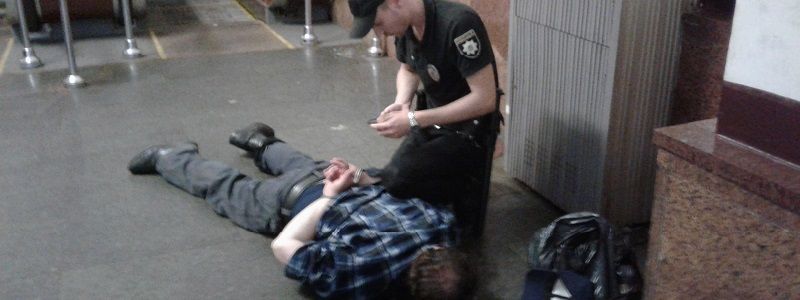 В Киеве на "Театральной" мужчина-эпилептик с криками и пеной у рта бросался на людей