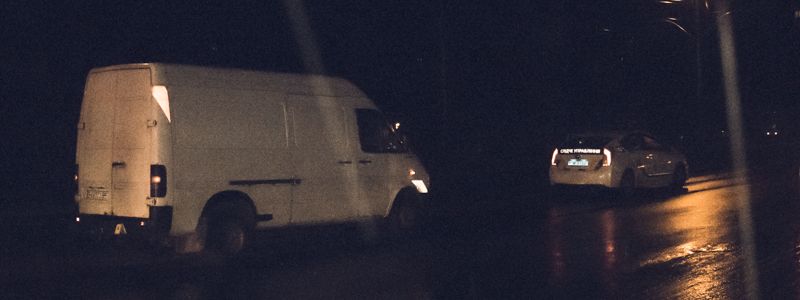 В Киеве на КПИ микроавтобус сбил пешехода, который спешил на трамвай