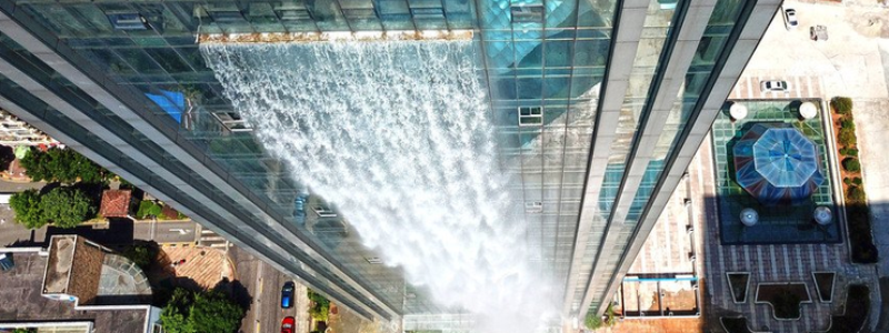 Небоскреб с водопадом в Китае, смертельное ДТП в Запорожье и обрушение общежития: ТОП новостей дня