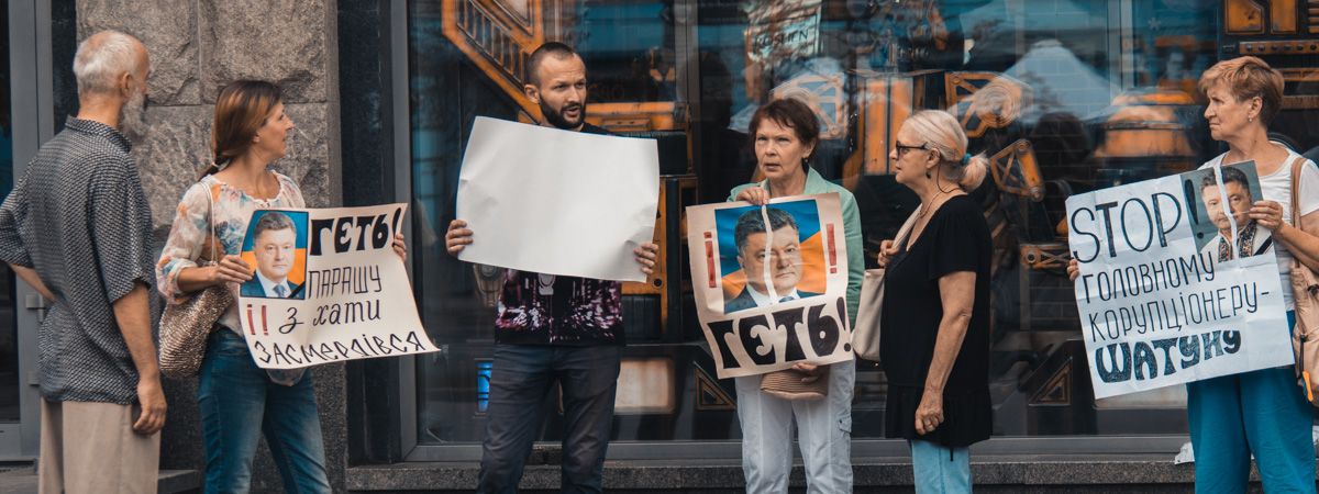 В Киеве 6 человек вышли к магазину Roshen на митинг против Порошенко