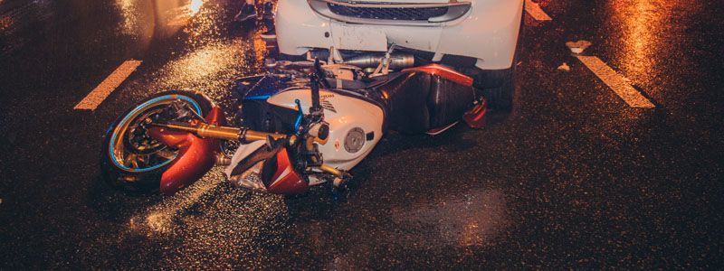 В Киеве на Бессарабке Smart наехал на мотоциклиста