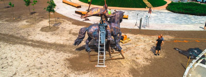 В Киеве в парке "Муромец" идет установка памятника богатырю: видео с высоты