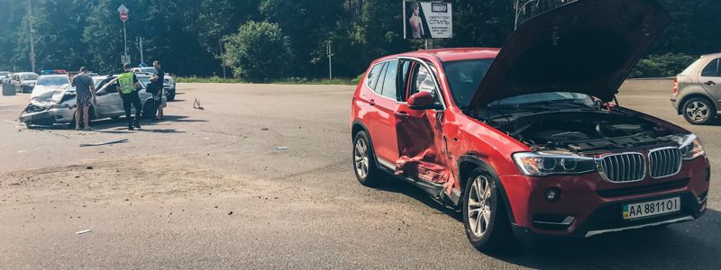 В Киеве на Кольцевой столкнулись BMW и Opel: водителей увезла "скорая"