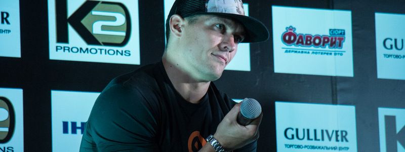 Показал бы инопланетянам Киев и посоветовал не смотреть телевизор: как прошла встреча Александра Усика с поклонниками