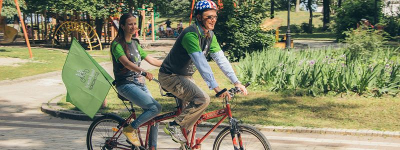 В Киеве показали, как ездить на велосипеде с закрытыми глазами