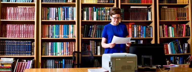 У центрі Києва держслужбовці виселяють бібліотеку