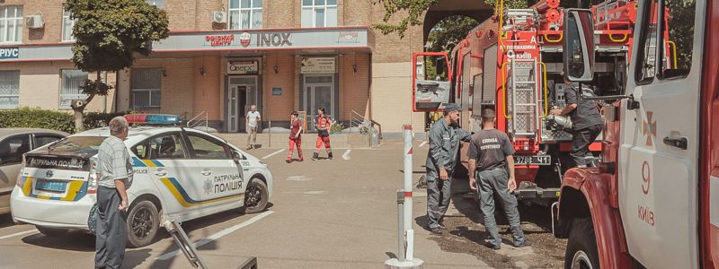 В Киеве на Отрадном загорелся офис: людей эвакуировали