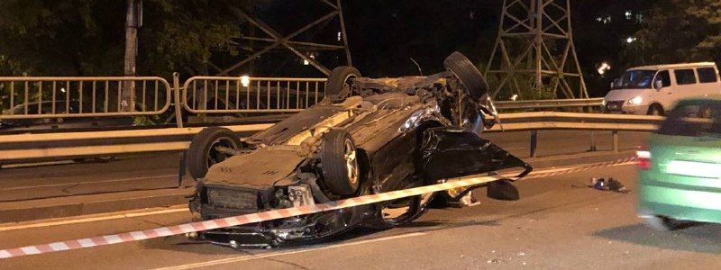 В Киеве на Сырце из-за пешехода столкнулись четыре машины: одна перевернулась, есть пострадавшие