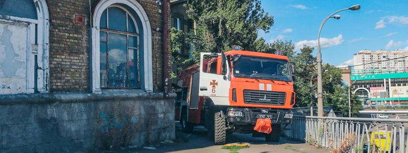 В Киеве горело здание Погранслужбы с людьми внутри