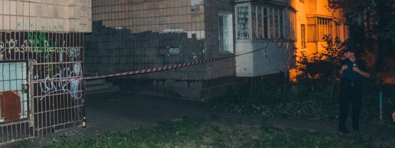 В Киеве женщина повесилась на ремешке от сумки с плюшевым мишкой в руках