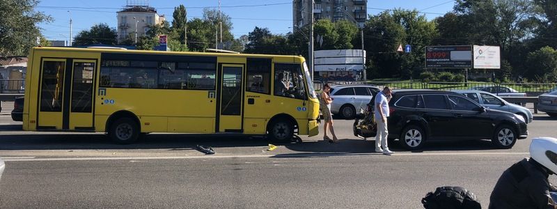 В Киеве возле Шулявского моста маршрутка въехала в Subaru