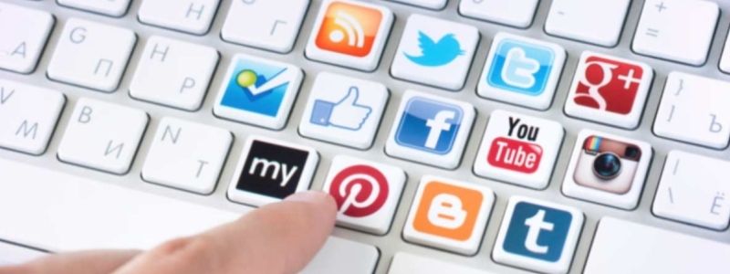 Ни дня без соцсетей: медики рассказали про пользу и вред интернета