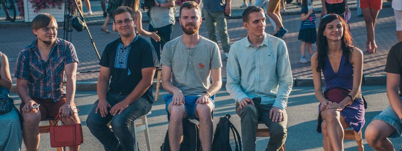 В Киеве люди пришли на Контрактовую с табуретками в память о режиссере, который убил себя