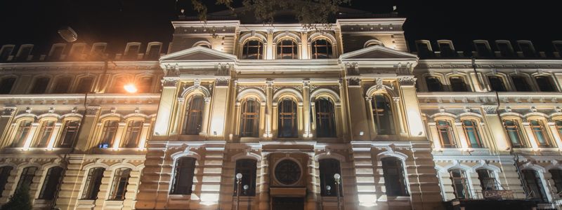 Особый взгляд: как ночью выглядит улица Бульварно-Кудрявская в Киеве