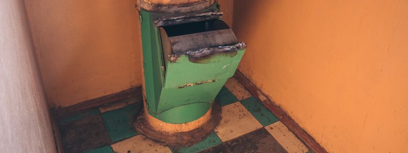 В Киеве жители многоэтажки воюют за мусоропровод