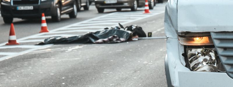 В Киеве грузовик Mercedes насмерть сбил пешехода, перебегавшего Набережное шоссе