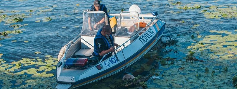 В Киеве на Оболони спасатели выловили из озера труп