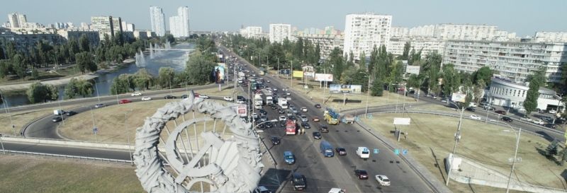 В Киеве на мосту Патона из-за ДТП образовалась пробка: фото с высоты