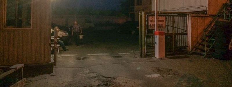 В Киеве на Виноградаре пьяный мужчина побил пожилого охранника гаражного кооператива