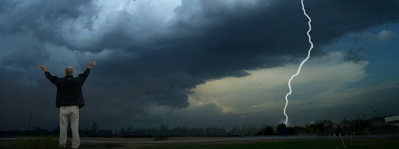 В Киеве объявили штормовое предупреждение: как уберечься от стихии и стоит ли купаться в непогоду