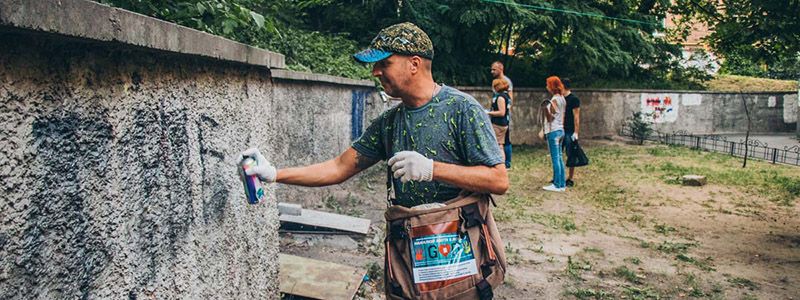 "Люби", "Мечтай", "Радуйся": в Киеве активисты и художники боролись с наркорекламой
