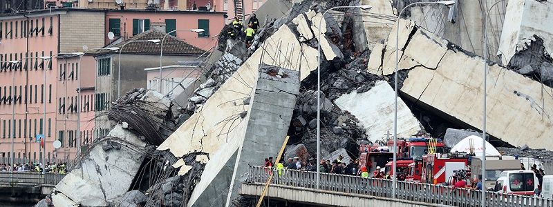 Авария с участием 32 машин, обвал автомобильного моста и стрельба на школьном стадионе: ТОП новостей дня