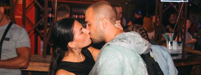 Промокшие фестивальщики ночной тусовки "Белые ночи" в Киеве: ищи себя на фото