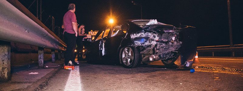 В Киеве на Южном мосту у BMW на "евробляхах" отвалилось колесо: машину занесло в отбойник