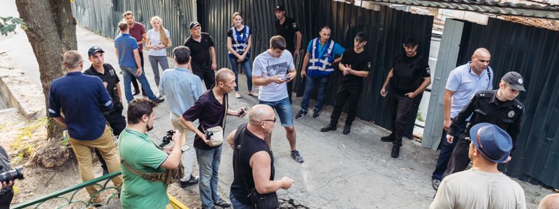Газ, взрывпакет и драка: в Киеве на Жилянской громили стройку