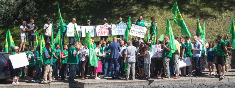 В Киеве под Кабмином боролись против свалки на полигоне