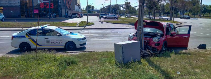 В Киеве на Березняках Fiat влетел в столб: девушку-водителя увезла "скорая"