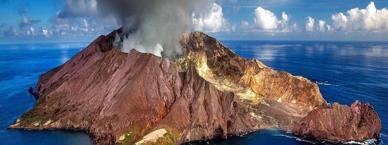 Атака смертника на митингующих, извержение вулкана и смерть дружелюбного зверька-блогера: ТОП новостей дня