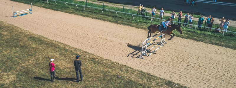 В Киеве на ипподроме скакуны со всадниками-акробатами сражались в скорости